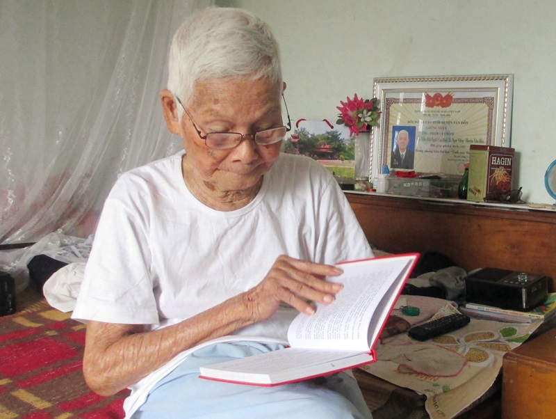 Ở tuổi 102 nhưng ông Phạm Văn Nghi vẫn đọc sách, theo dõi báo, đài về tình hình chính trị xã hội của đất nước, địa phương.