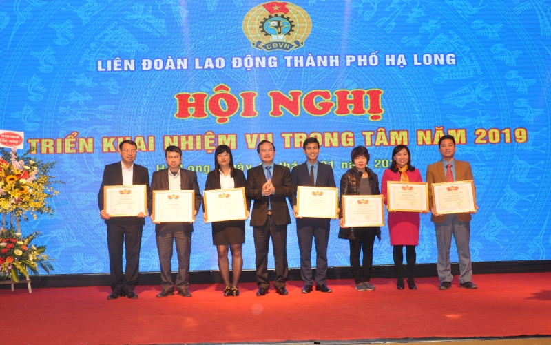 Chủ tịch LĐLĐ tỉnh Trần Danh Chức tặng bằng khen cho các CĐCS xuất sắc.