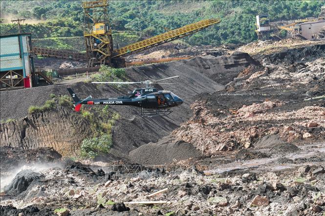 Lực lượng cứu hộ tìm kiếm các nạn nhân mất tích tại hiện trường vụ vỡ đập hồ chứa chất thải tại bang Minas Gerais, Đông Nam Brazil ngày 25/1/2019. Ảnh: THX/TTXVN