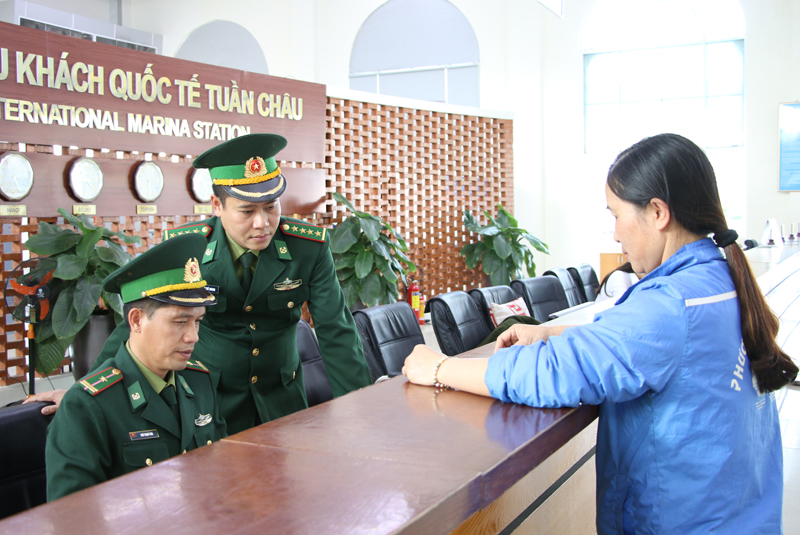 Đại úy Nguyễn Thế Quang (bên phải)