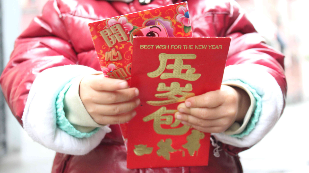 Màu đỏ và vàng là màu may mắn trong ngày Tết. Ảnh: DMB Shanghai