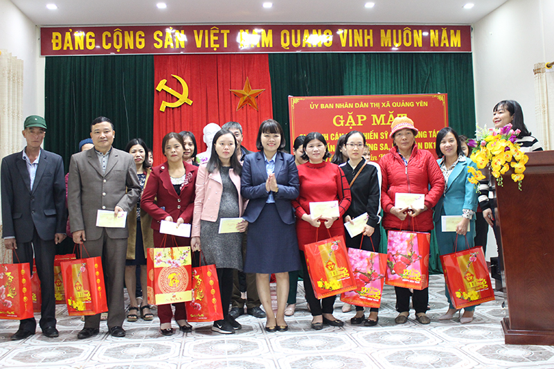 Đồng chí Vũ Thị Diệu Linh, Phó Chủ tịch UBND thị xã, tặng quà cho gia đình các cán bộ, chiến sĩ công tác ở đảo Trường Sa, Nhà giàn DKI.