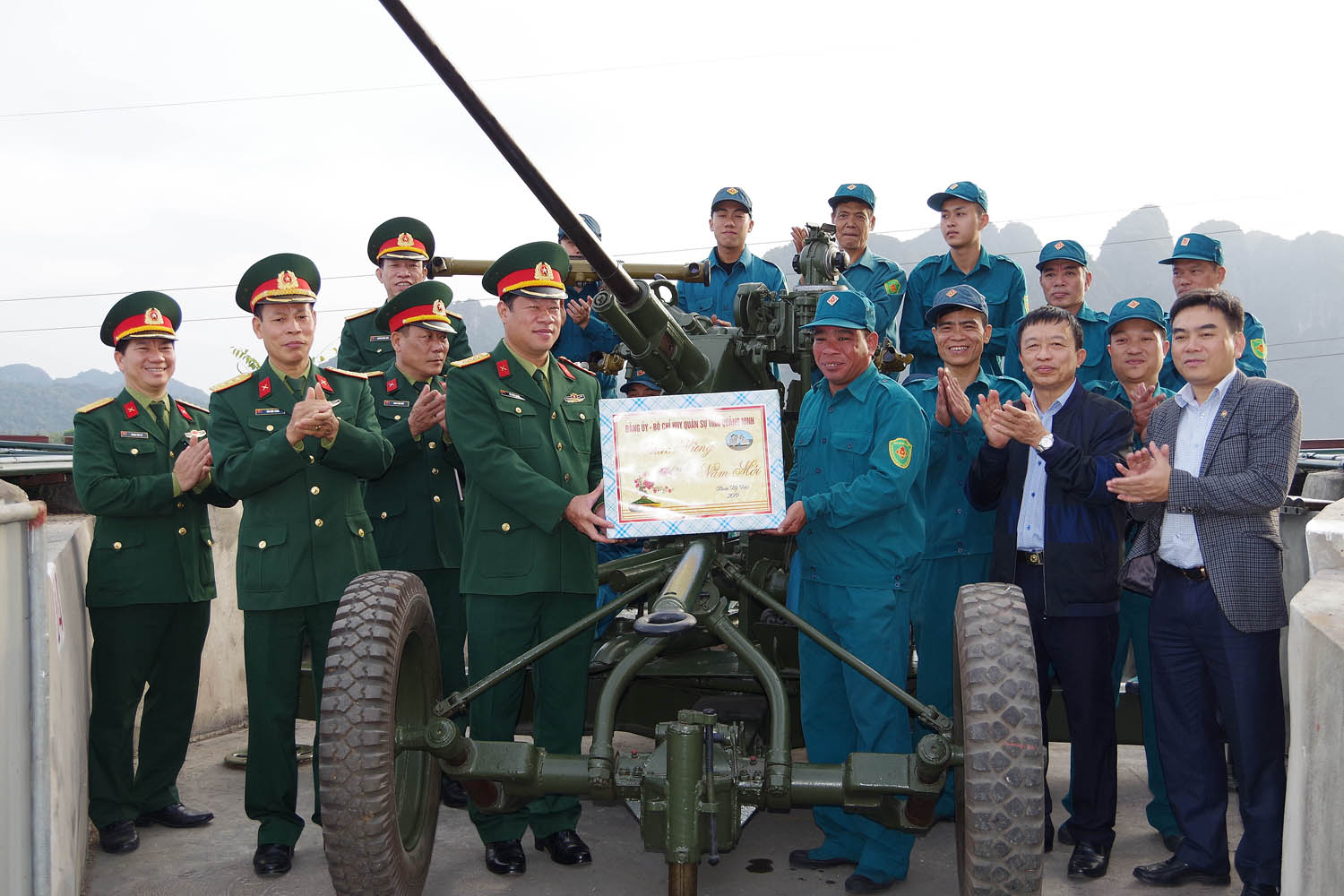 Đoàn công tác tặng quà chúc mừng cán bộ, chiến sĩ Đại đội pháp 37mm.