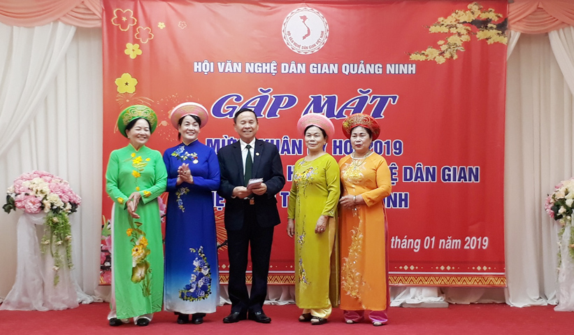 Lãnh đạo Hội VNDG Quảng Ninh gặp mặt tri ân những nghệ nhân thường xuyên sang Trung Quốc giao lưu hát giao duyên.