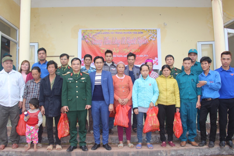 Ban Chỉ huy quân sự huyện Vân Đồn tặng bánh chưng cho các hộ nghèo, gia đình chính sách xã Đài Xuyên.