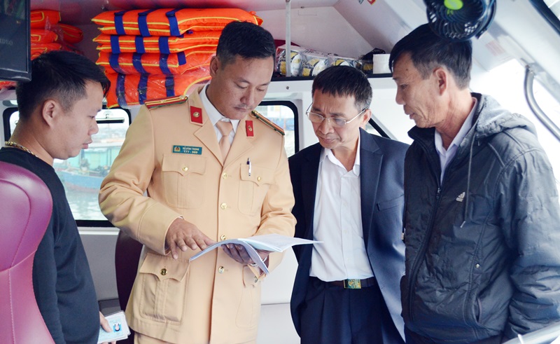 Thành liên ngành kiểm tra danh bạ của thuyền viên trên tàu cao tốc Quang Minh 96 chạy tuyến Cái Rồng- Cô Tô.