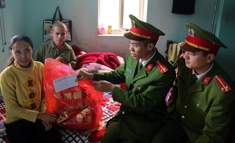 CBCS Phòng CS PCCC (Công an tỉnh) chúc tết tặng quà gia đình có hoàn cảnh đặc biệt khó khăn tại phường Cao Thắng, TP Hạ Long.