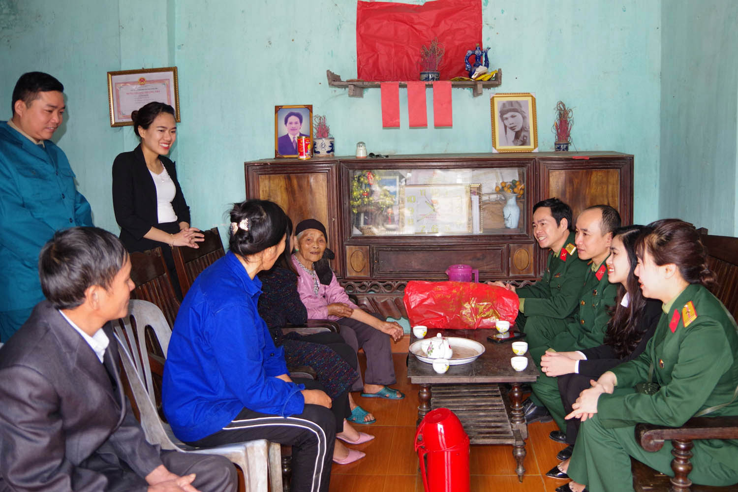 Ban CHQS thành phố; Hội Liên hiệp phụ nữ TP Uông Bí đến thăm, tặng quà gia đình có hoàn cảnh khó khăn trên địa bàn xã Thượng Yên Công.