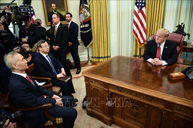 Tổng thống Mỹ Donald Trump (phải) trong cuộc gặp Phó Thủ tướng Trung Quốc Lưu Hạc (trái) tại Nhà Trắng ở Washington DC ngày 31/1/2019. Ảnh: AFP/TTXVN