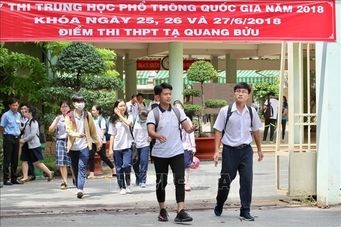 Các thí sinh tham dự Kỳ thi THPT năm 2018, tại điểm thi trường Tạ Quang Bửu, quận 8, TP Hồ Chí Minh. Ảnh tư liệu: Quang Nhựt/TTXVN