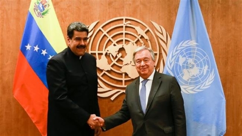 Tổng thư ký Liên Hợp Quốc Antonio Guterres bắt tay Tổng thống Nicolas Maduro tại một phiên họp Đại hội đồng Liên Hợp Quốc ở New York. Ảnh: Reuters