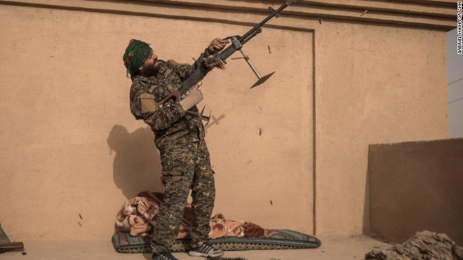Một binh sĩ của lực lượng SDF dùng súng máy tấn công máy bay không người lái của IS. Ảnh: CNN.