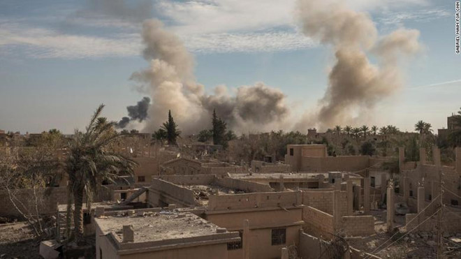 Liên quân không kích thị trấn Susa, một trong những hang ổ cuối cùng của IS. Ảnh: CNN.