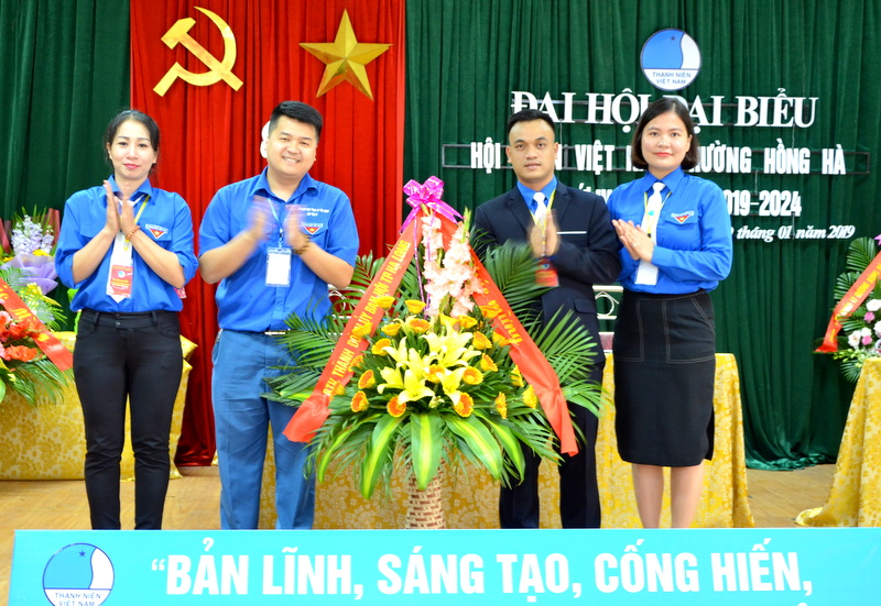 Đại diện Hội LHTN Việt Nam TP Hạ Long tặng hoa chúc mừng đại hội 