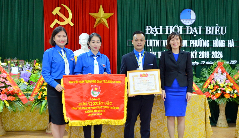 Ban chấp hành Trung ương Đoàn TNCS Hồ Chí Minh trao tặng cờ và bằng khen cho Hội LHTN Việt Nam phường Hồng Hà
