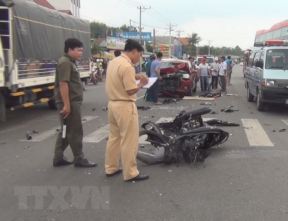 Cảnh sát giao thông đang điều tra tại hiện trường một vụ tai nạn. (Ảnh: Nguyễn Văn Việt/TTXVN)