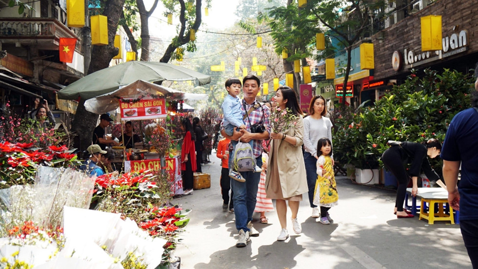 Tới chợ hoa Hàng Lược người ta không chỉ cảm nhận được không khí rộn rã của mùa xuân mà còn thấy được phong vị Tết xưa của thủ đô Hà Nội. Ảnh Gia Hân