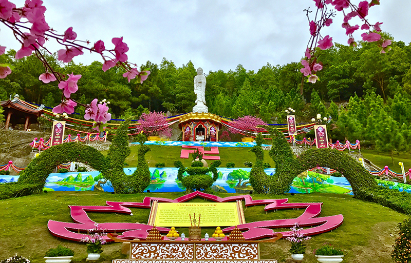 Du khách sẽ được chiêm bái xá lợi kim thân của đức Phật tại khu vườn Xuân