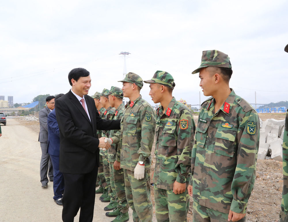Đồng chí Nguyễn Đức Long, Phó Bí thư Tỉnh ủy, Chủ tịch UBND tỉnh thăm hỏi, động viên cán bộ chiến sỹ bảo vệ khu vực bắn pháp hoa của TP Hạ Long tại khu vực Bãi Cháy.