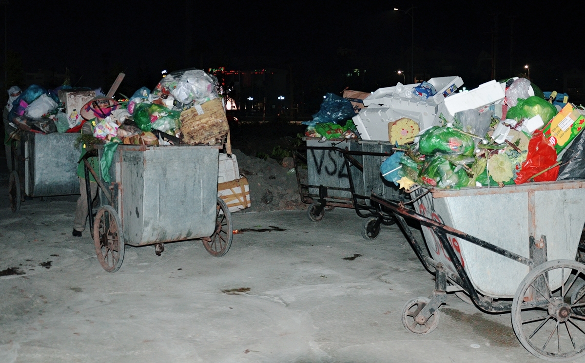 Các xe rác sau thu gom đều đầy ngất ngưởng, được tập kết tại các điểm trung chuyển để bốc xúc, vận chuyển ngay vào bãi rác Khe Giang xử lý, không để lưu rác qua đêm.