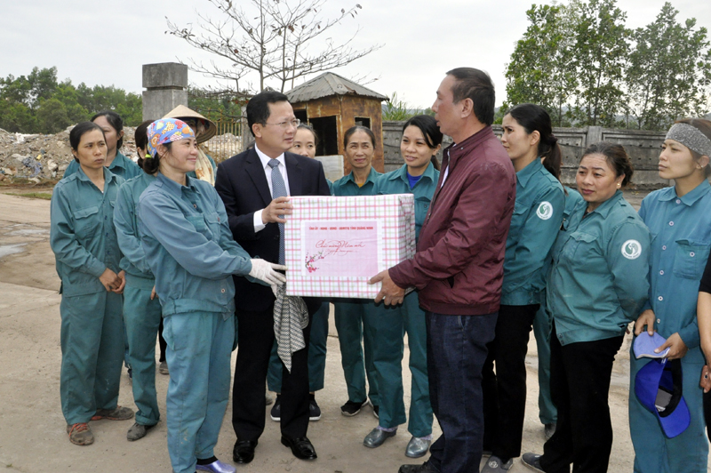 Đồng cchisCao Tường Huy, Phó Chủ tịch UBND tỉnh tặng quà cho cán bộ, công nhân Công ty CP Đầu tư phát triển Môi trường đô thị Quảng Ninh