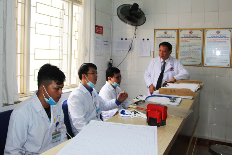 ác sĩ Trịnh Văn Mạnh, Giám đốc Bệnh viện Đa khoa tỉnh động viên các bác sĩ trực Khoa Cấp cứu chiều ngày 30 Tết.