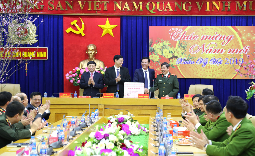 Các đồng chí lãnh đạo tỉnh chúc tết lực lượng Công an Quảng Ninh.