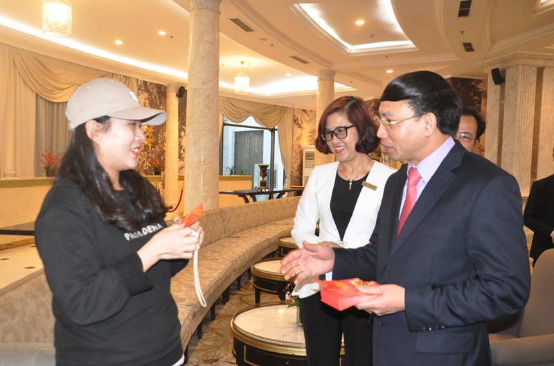 Đồng chí Nguyễn Xuân Ký, Phó Bí thư Thường trực Tỉnh ủy thăm và chúc Tết khách du lịch người Hàn Quốc đến nghỉ dưỡng tại Khách sạn 