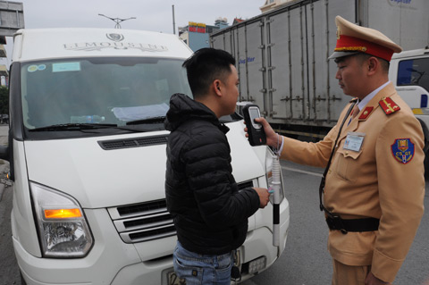 Lực lượng CSGT kiểm tra nồng độ cồn người diều khiển phương tiện tham gia giao thông những ngày cuối năm 