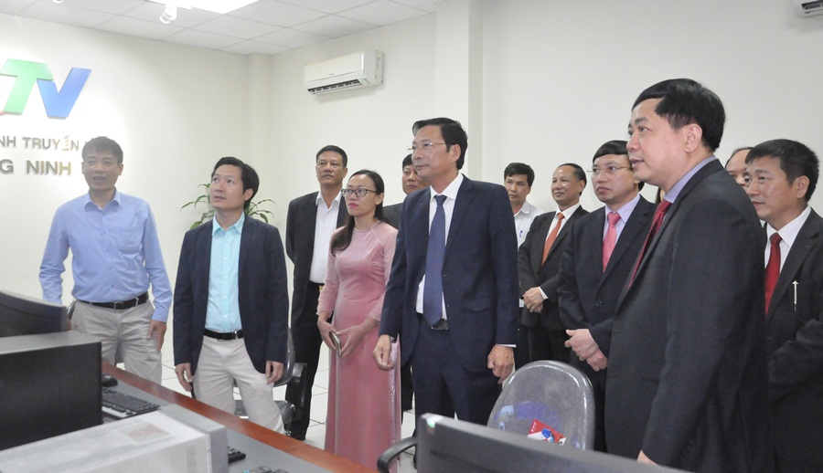 Đoàn công tác của tỉnh thăm cán bộ, kỹ thuật viên trực tại Phòng Truyền dẫn phát sóng Trung tâm Truyền thông tỉnh. 