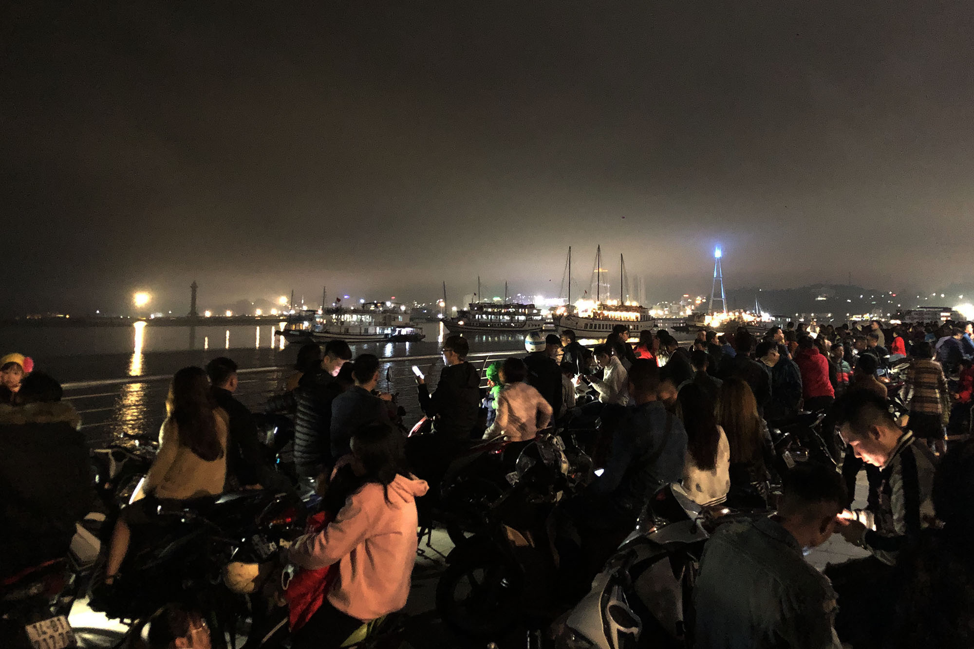 Rất đông người dân thành phố Hạ Long háo hức đón chờ giây phút chuyển giao năm mới