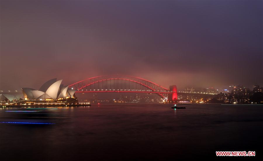Khu vực cầu cảng Sydney được trang trí bằng những ngọn đèn màu đỏ.