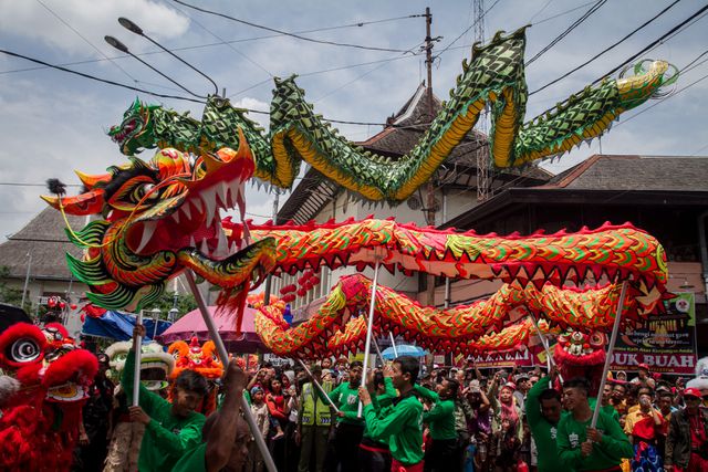 Múa rồng trên đường phố tỉnh Trung Java, Indonesia nhân dịp năm mới Kỷ Hợi.