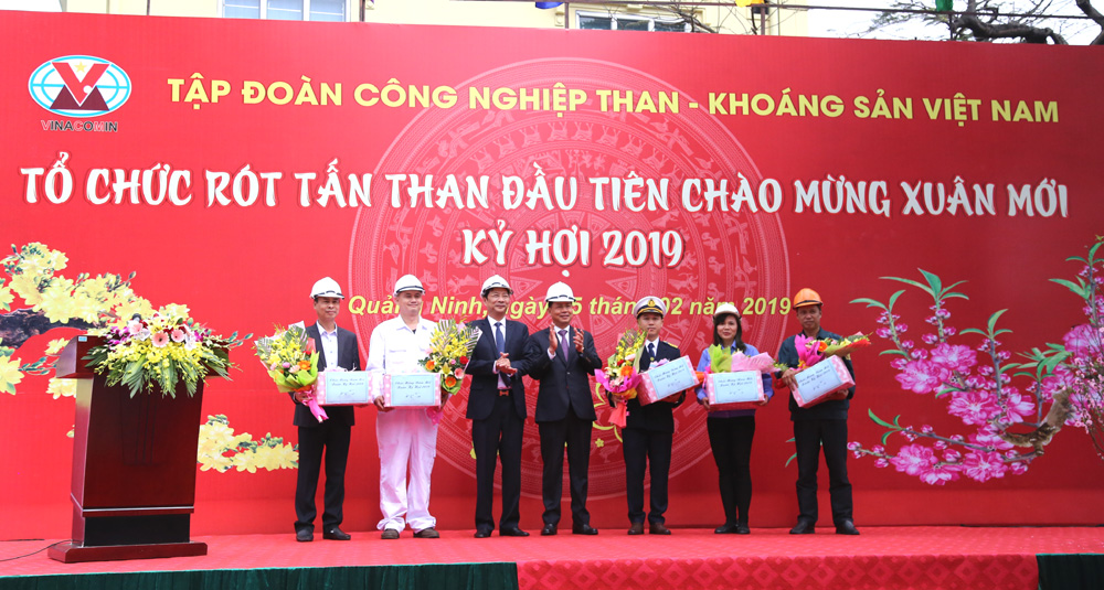 Đồng chí Nguyễn Văn Đọc, Bí thư Tỉnh ủy, Chủ tịch HĐND tỉnh, tặng quà Tết cho cán bộ, công nhân viên, thủy thủ của tàu đầu tiên xông Cảng Cẩm Phả.