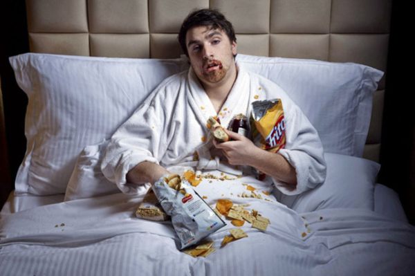 Ăn xong không nên đi ngủ ngay mà nên đi lại nhẹ nhàng 30 phút để giúp tiêu hóa thức ăn. Ảnh: Health