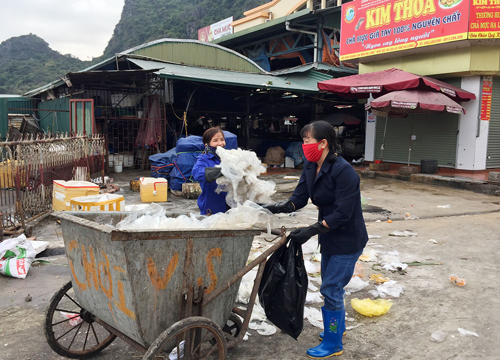 Cô Phạm Thị Nhạn, 52 tuổi và chị Đoàn Minh Lý, 36 tuổi, nhân viên dọn vệ sinh môi trường dọn dẹp khu vực chợ Hạ Long 1 chiều 30 Tết.