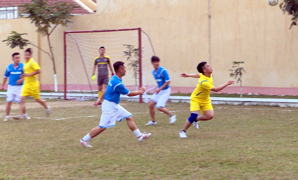 Trận giao hữu bóng đá giữa đội Cán bộ Đoàn (áo xanh) và Đội Trung tâm Giáo dục và Lao động xã hội tỉnh (áo vàng).