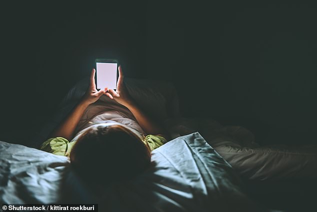 Đại học nhi khoa hoàng gia (RCPCH) khuyên các ba mẹ phải đảm bảo con mình không dành quá nhiều thời gian vào điện thoại, máy tính bảng hay tivi, những thứ làm ảnh hưởng đến giấc ngủ của trẻ