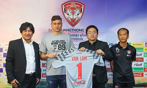 Ronnarit (bìa trái) vui mừng khi Muangthong đã vượt qua nhiều CLB để chiêu mộ Văn Lâm. Ảnh: ThaiLeague.