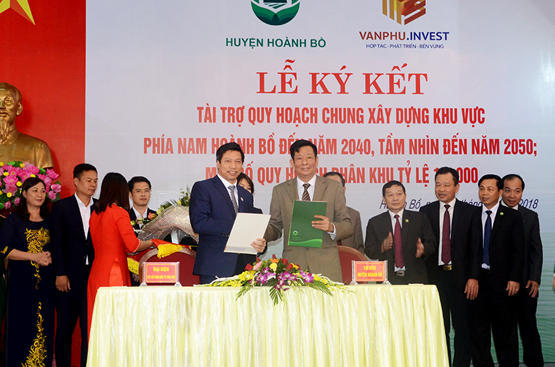 Huyện Hoành Bồ và Tập đoàn Văn Phú ký kết tài trợ Quy hoạch chung xây dựng khu vực phía Nam Hoành Bồ đến năm 2040, tầm nhìn đến năm 2050; một số quy hoạch phân khu tỷ lệ 1/2.000.