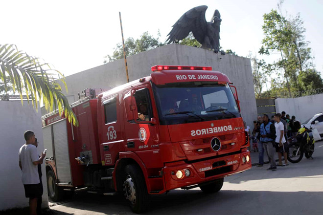 Xe cứu hỏa tại hiện trường vụ cháy ở trung tâm huấn luyện câu lạc bộ Flamengo. Ảnh: Reuters.