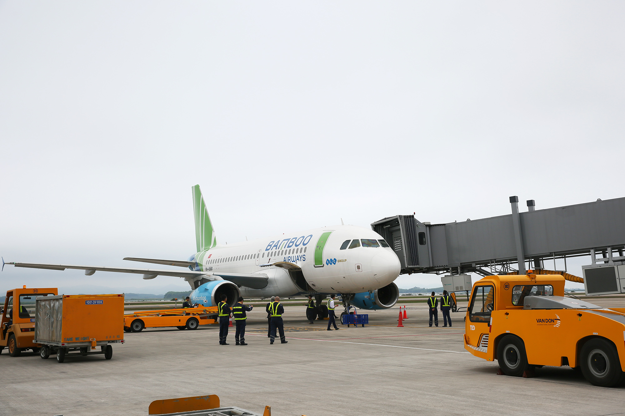 chuyến bay VN A581 thuộc hãng hàng không Bamboo Airways đã đưa những vị khách đầu tiên từ TP Hồ Chí Minh “xông” Cảng hàng không quốc tế Vân Đồn