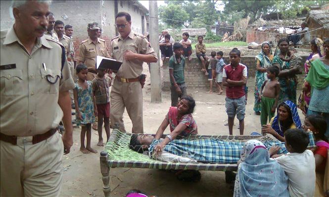 Một nạn nhân tử vong do ngộ độc rượu tại làng Azamgarh, bang Uttar Pradesh. Ảnh tư liệu: AFP/TTXVN