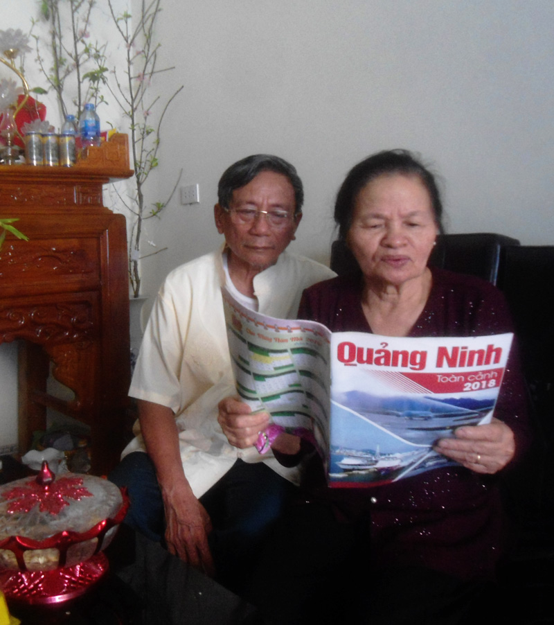 Bà con khu phố 1, phường Đông Triều đọc tạp chí “Quảng Ninh toàn cảnh 2018”.