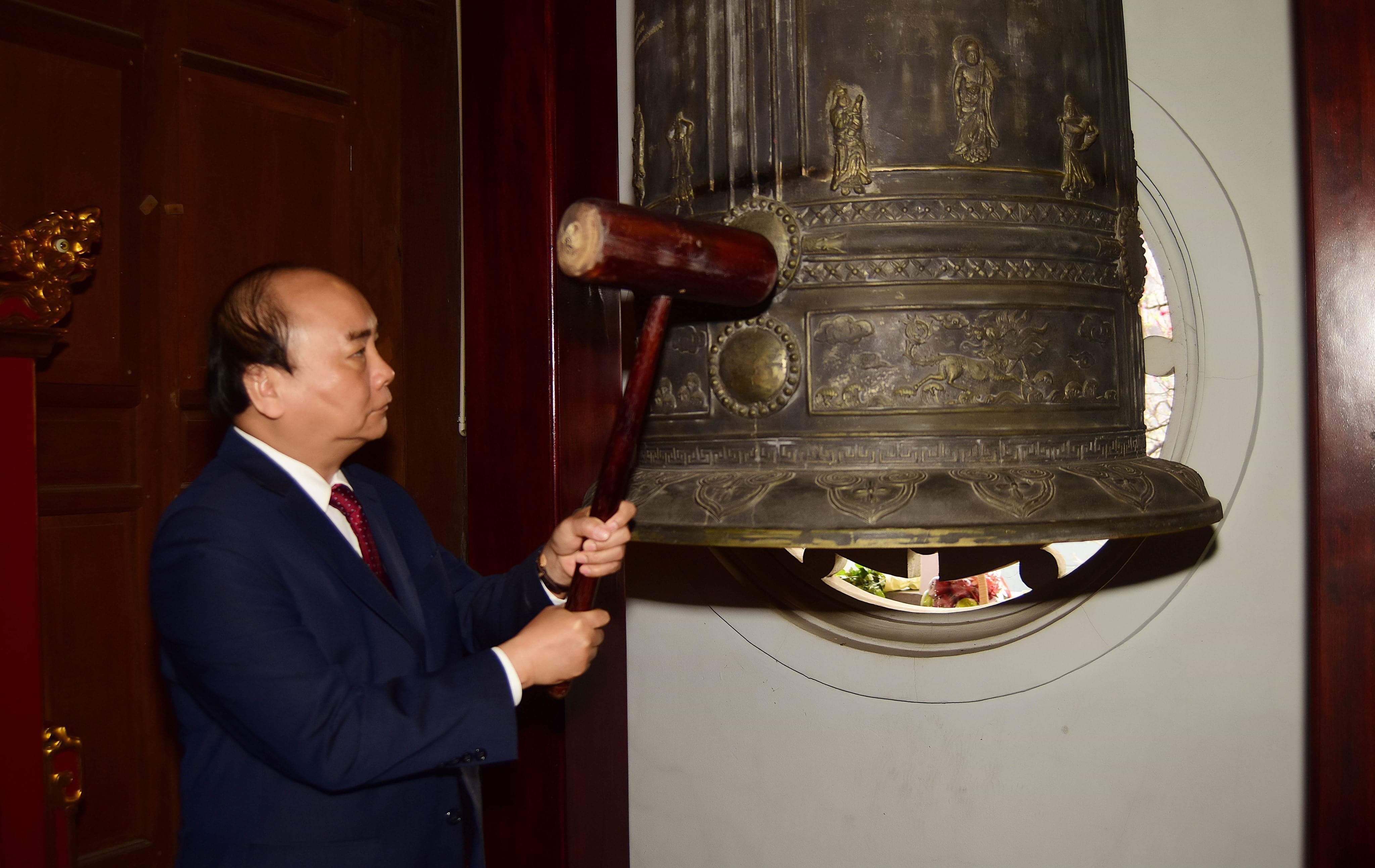 Thủ tướng Nguyễn Xuân Phúc thỉnh chuông tại Lễ kỷ niệm. Ảnh: VGP/Quang Hiếu