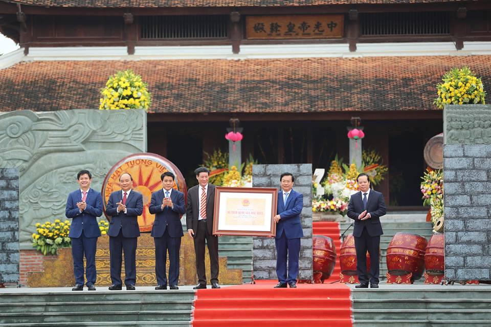 Thủ tướng Nguyễn Xuân Phúc trao Bằng xếp hạng di tích Quốc gia đặc biệt Gò Đống Đa. Ảnh: VGP/Quang Hiếu