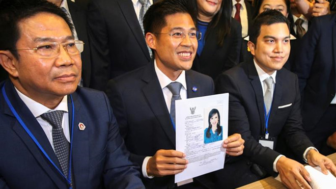 Ông Preechapol Pongpanich, lãnh đạo đảng Thai Raksa Chart cầm trên tay tờ đăng ký ứng viên tranh cử thủ tướng của Công chúa Ubolratana. Ảnh: Reuters.