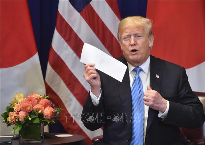 Tổng thống Mỹ Donald Trump công bố bức thư tay nhà lãnh đạo Triều Tiên Kim Jong-un gửi cho ông, tại cuộc gặp song phương với Thủ tướng Nhật Bản Shinzo Abe bên lề Hội nghị Đại hội đồng LHQ ở New York (Mỹ) ngày 26/9/2018. Ảnh: AFP/TTXVN
