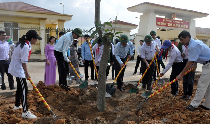 Các đồng chí lãnh đạo tỉnh, cùng cán bộ, nhân dân huyện Hoành Bồ trồng cây đầu xuân Kỷ Hợi 