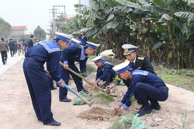 Các cán bộ, chiến sĩ Lữ đoàn 147 tham gia trồng cây xanh trên tuyến đường liên thôn của xã Liên Hòa, TX Quảng Yên